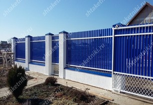 Фото забора из синего штакетника в Кемерово